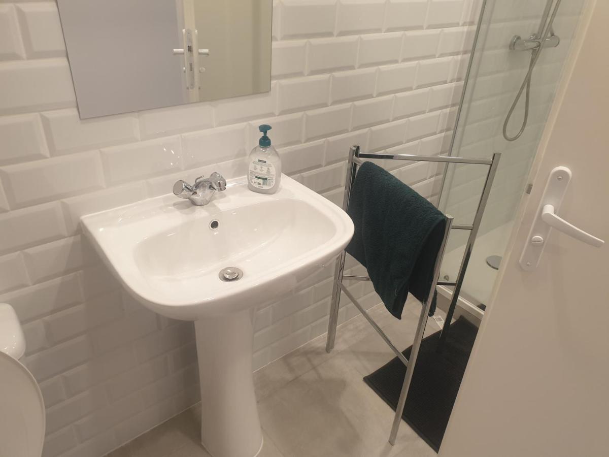 Appartements Renove 2023 Proche Aeroport 5Min, Gare Sncf 2 Min, Tramway Au Pied De L'Immeuble , Parking Possible, Renovated Apartments 2023 Near The Airport 5 Min, Train Station 2 Min, Tram Next To The Building 1 Min, Parking Possible Nice Exterior photo